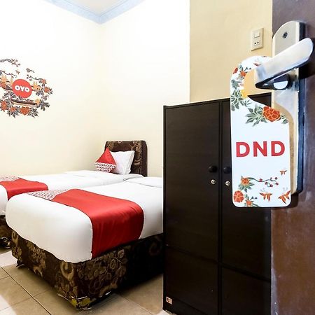 Oyo 723 Penginapan Nia Mandiri Syariah Medan Kültér fotó