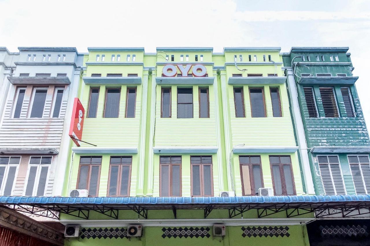 Oyo 723 Penginapan Nia Mandiri Syariah Medan Kültér fotó