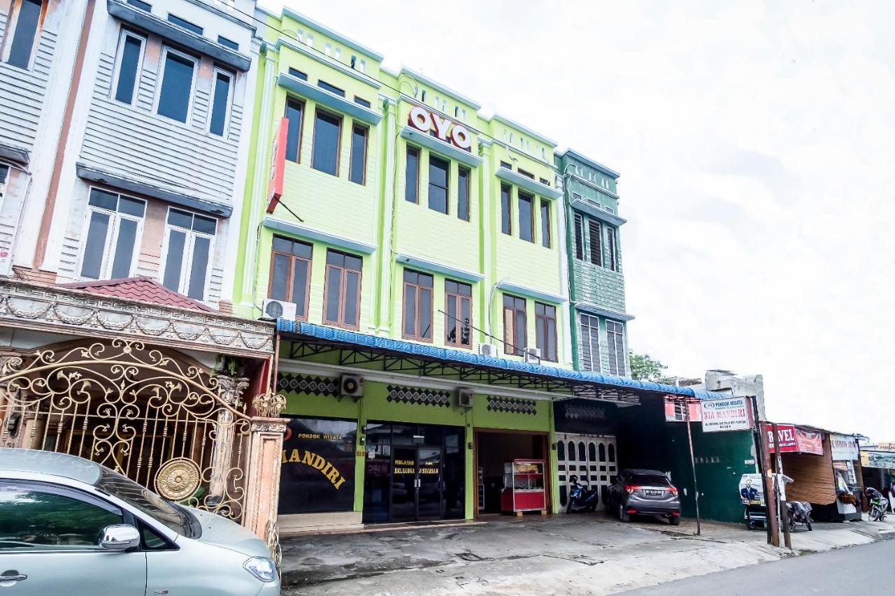 Oyo 723 Penginapan Nia Mandiri Syariah Medan Kültér fotó