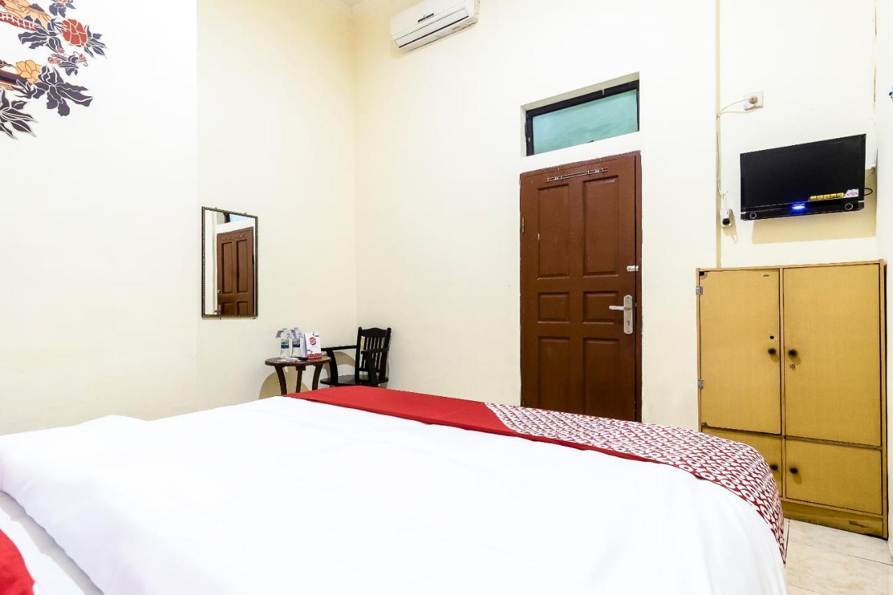 Oyo 723 Penginapan Nia Mandiri Syariah Medan Kültér fotó