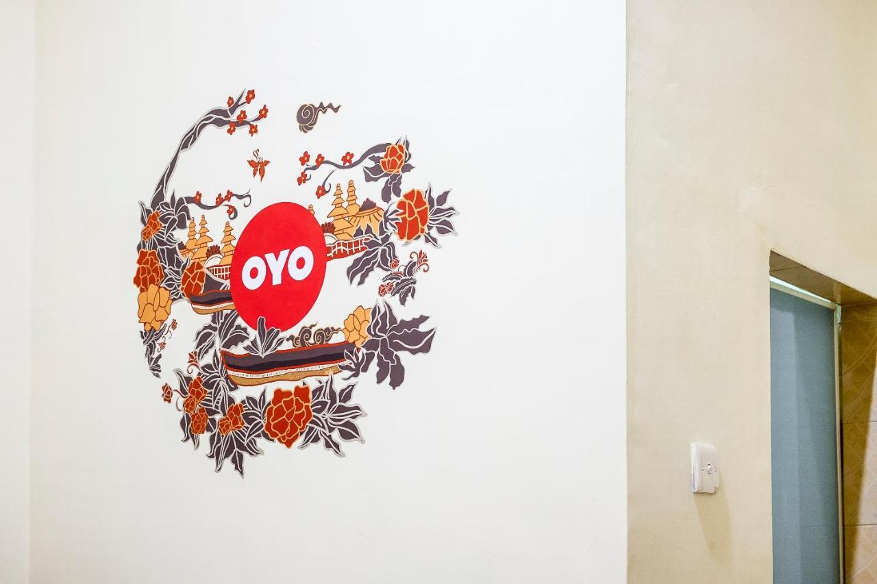 Oyo 723 Penginapan Nia Mandiri Syariah Medan Kültér fotó
