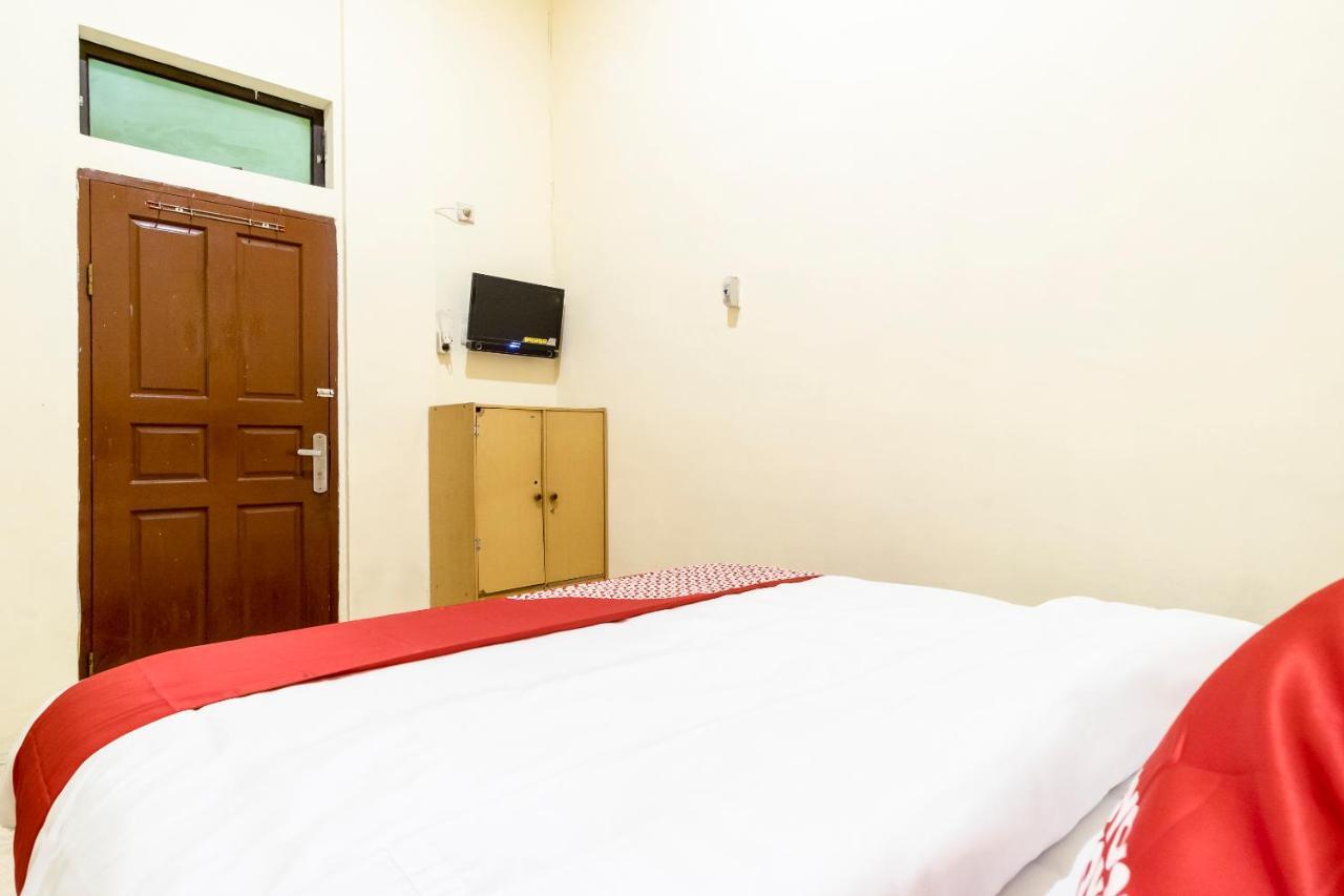 Oyo 723 Penginapan Nia Mandiri Syariah Medan Kültér fotó
