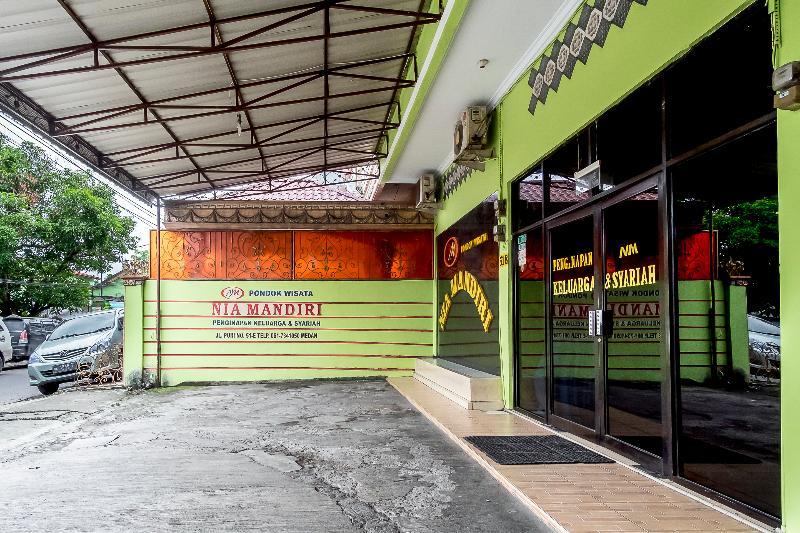 Oyo 723 Penginapan Nia Mandiri Syariah Medan Kültér fotó